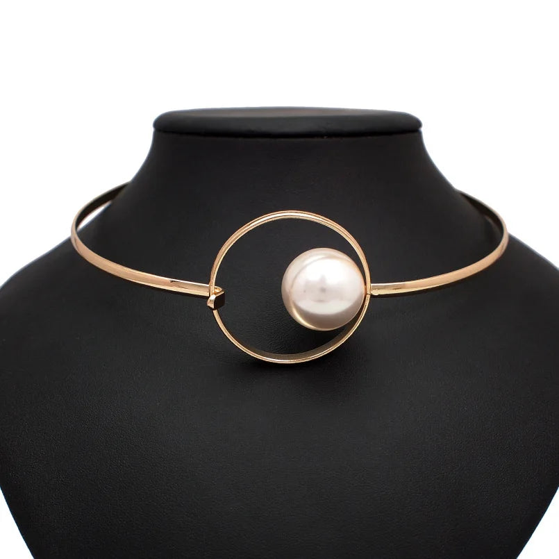 Colar Elegante com Detalhe em Pérola