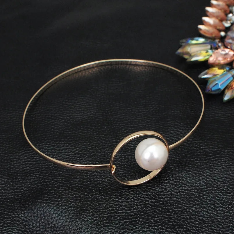 Colar Elegante com Detalhe em Pérola