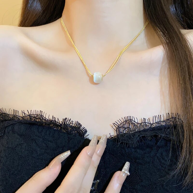 Colar Feminino com Pedra Central
