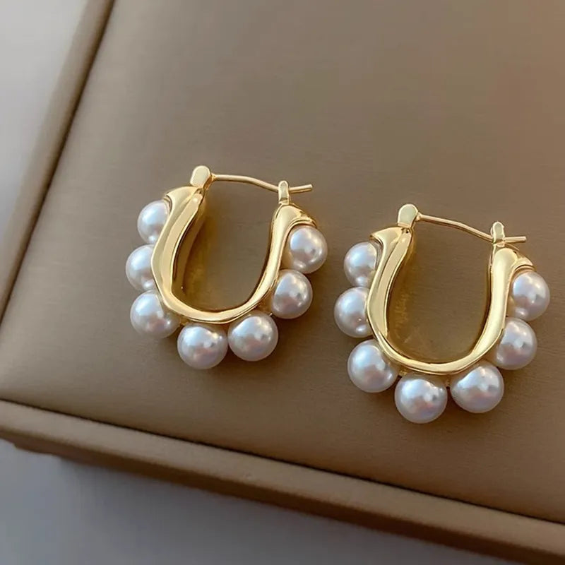 Brinco Elegante com Detalhes em Pérolas