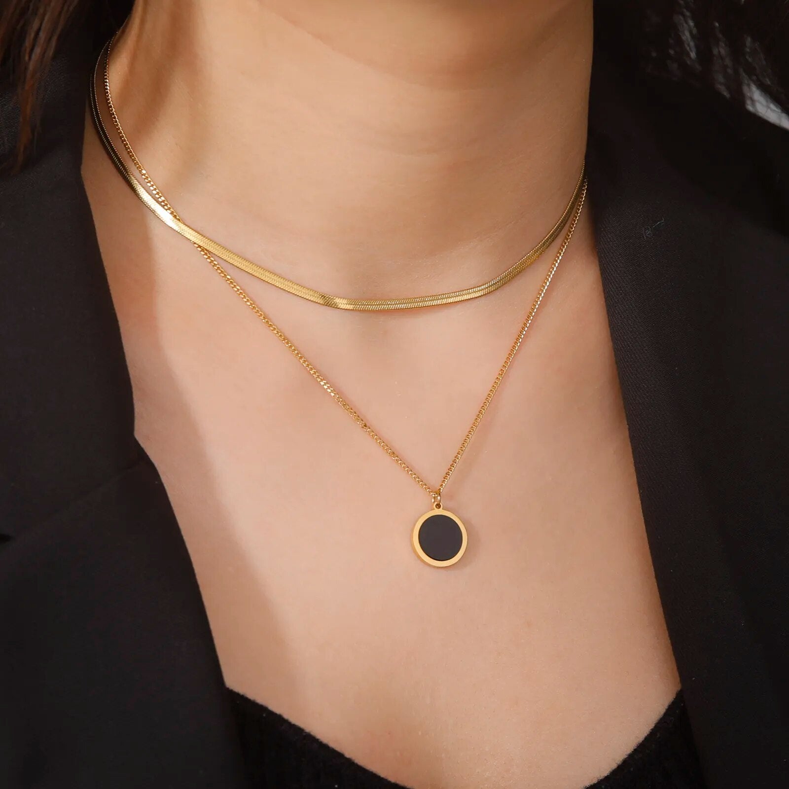 Colar Duplo Minimalista com Pingente de Gema Negra