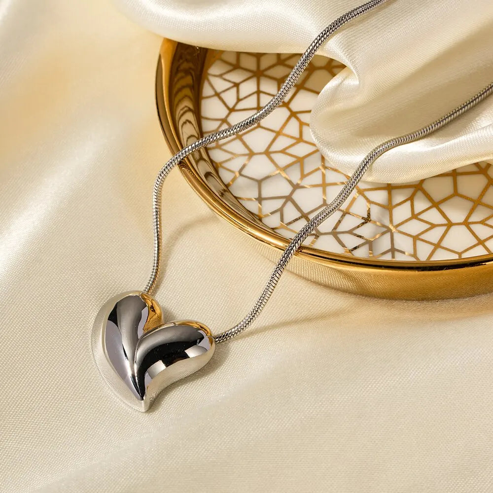 Colar Feminino com Pendente de Coração