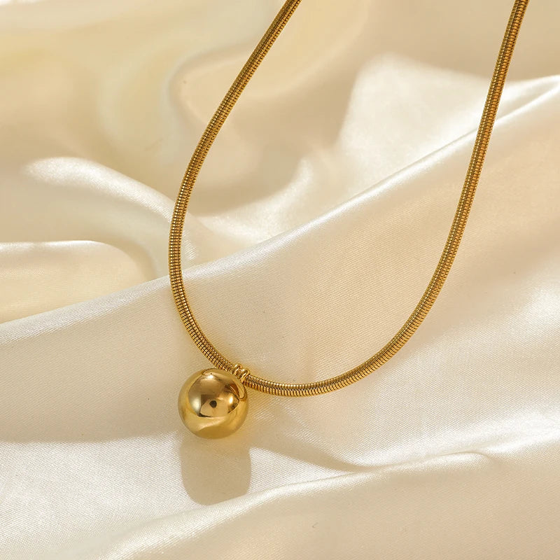 Colar Chocker com Pingente Dourado