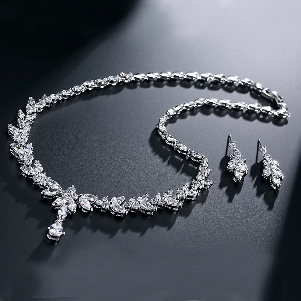 Conjunto Brincos, Pulseira e Colar Cravejado com Zircônia