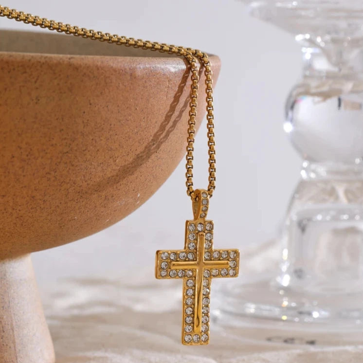 Colar Cruz com Zircônias Banhado a Ouro 18k