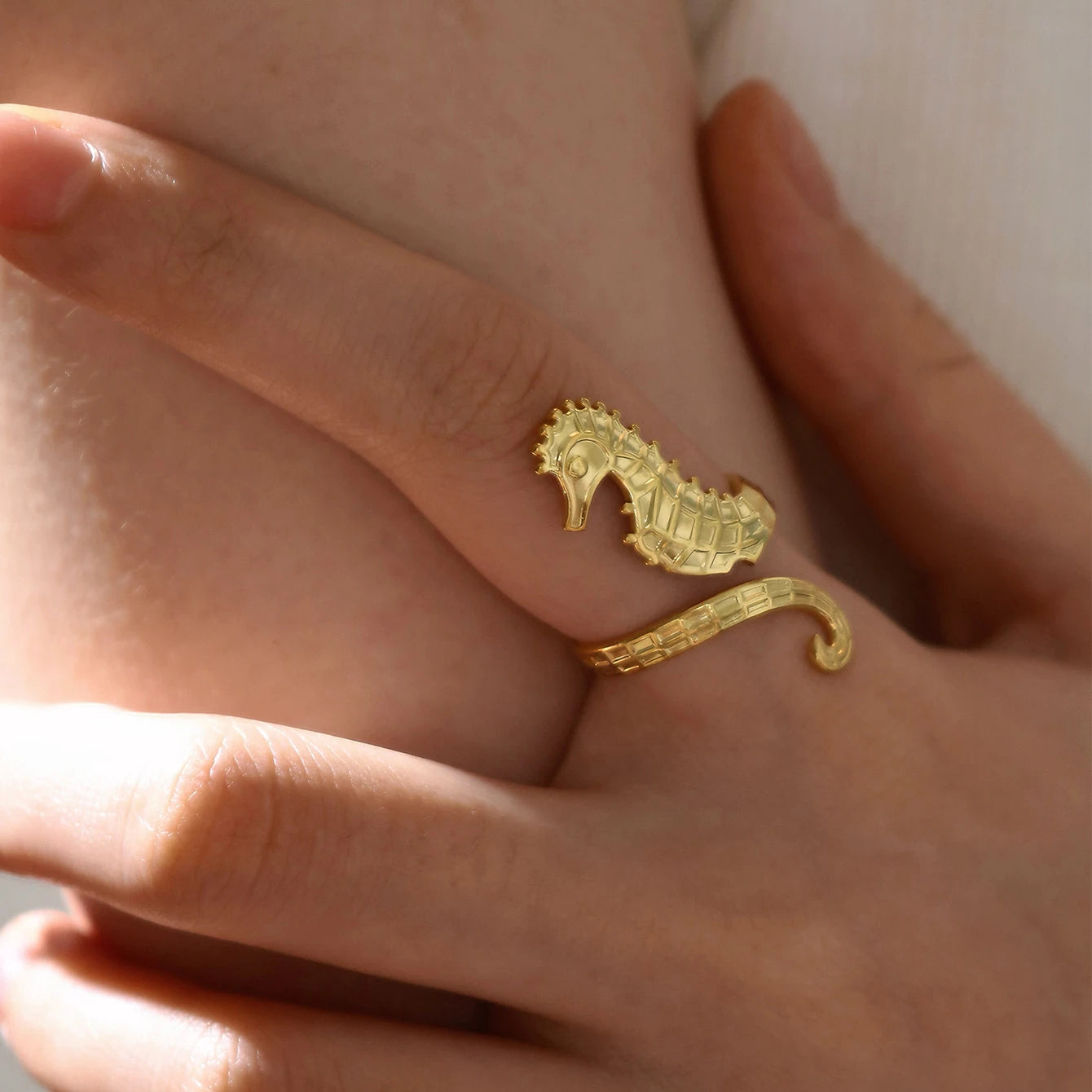 Criativo 18K banhado a ouro PVD aço inoxidável anti mancha metálico cavalo marinho aberto anéis de coquetel ajustáveis para mulheres e meninas