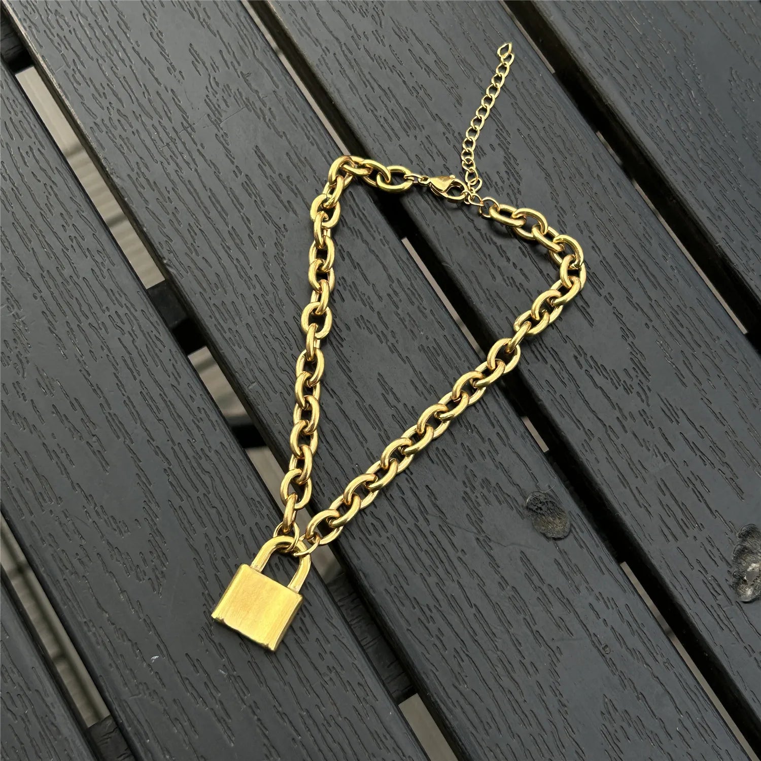 Tornozeleira Cadeado Banhada a Ouro 18k