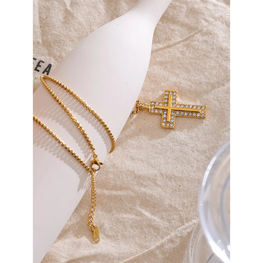 Colar Cruz com Zircônias Banhado a Ouro 18k