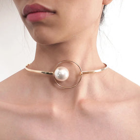 Colar Elegante com Detalhe em Pérola