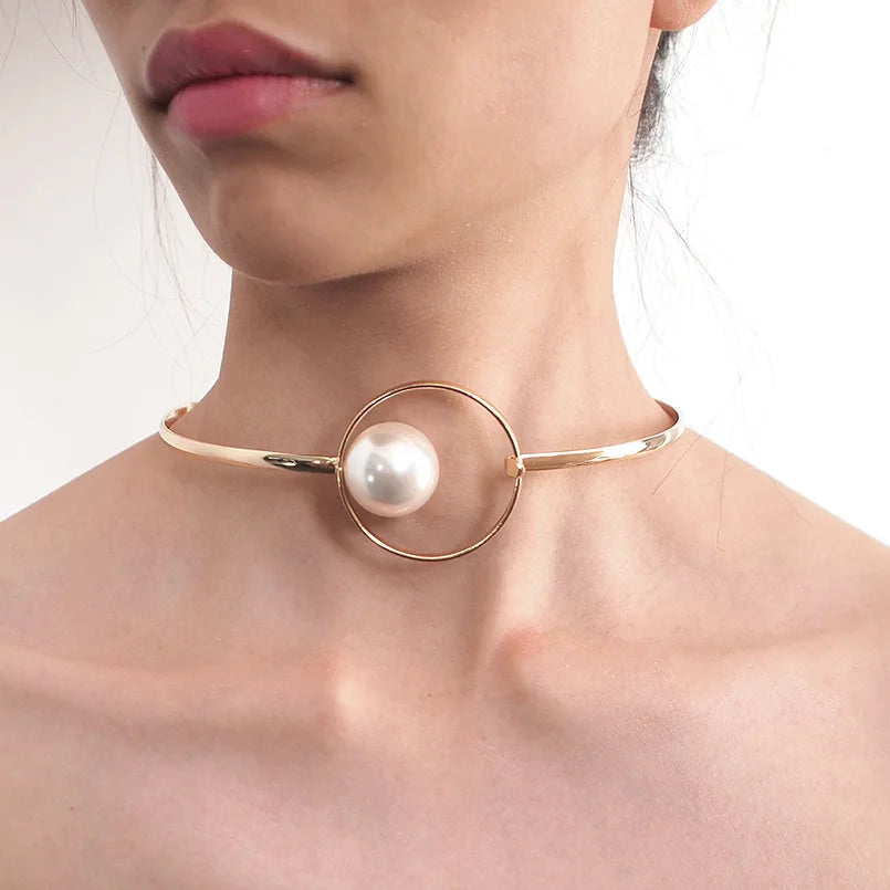 Colar Elegante com Detalhe em Pérola