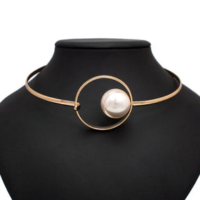 Colar Elegante com Detalhe em Pérola