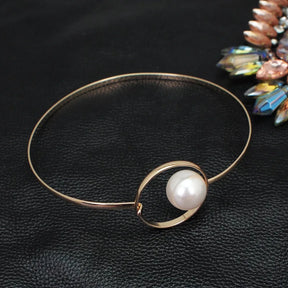 Colar Elegante com Detalhe em Pérola