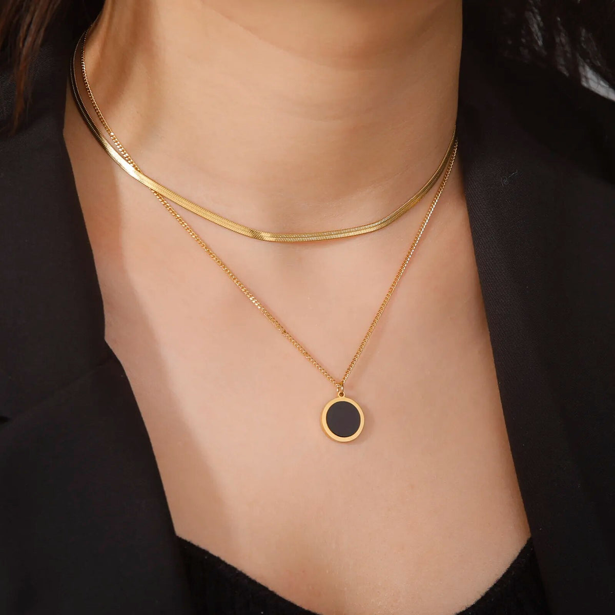 Colar Duplo Minimalista com Pingente de Gema Negra