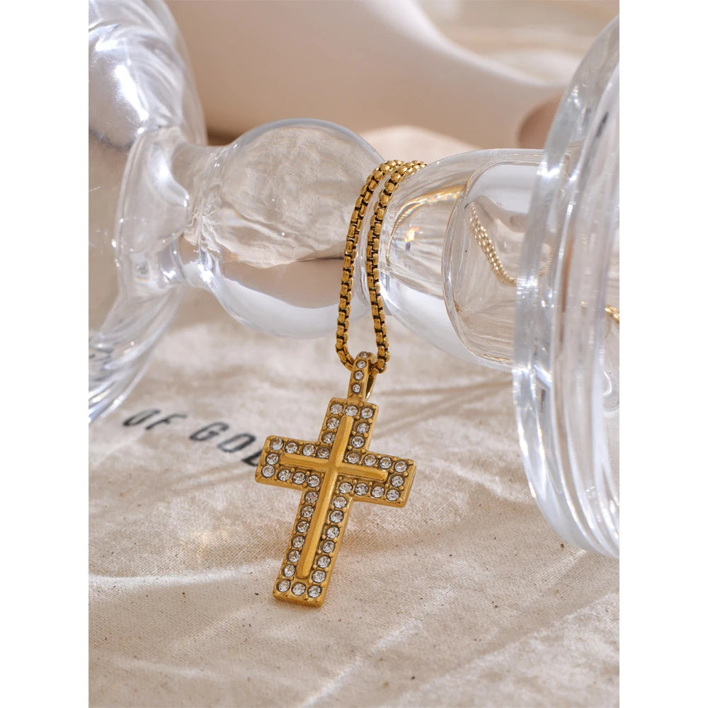 Colar Cruz com Zircônias Banhado a Ouro 18k