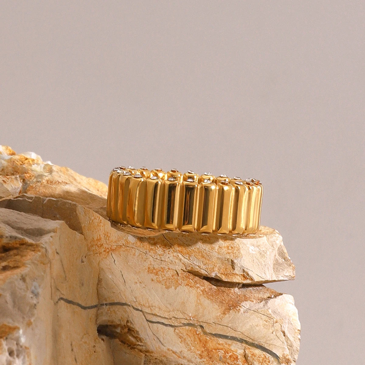 Anel Elegante Banhado a Ouro com Zircão para Mulheres