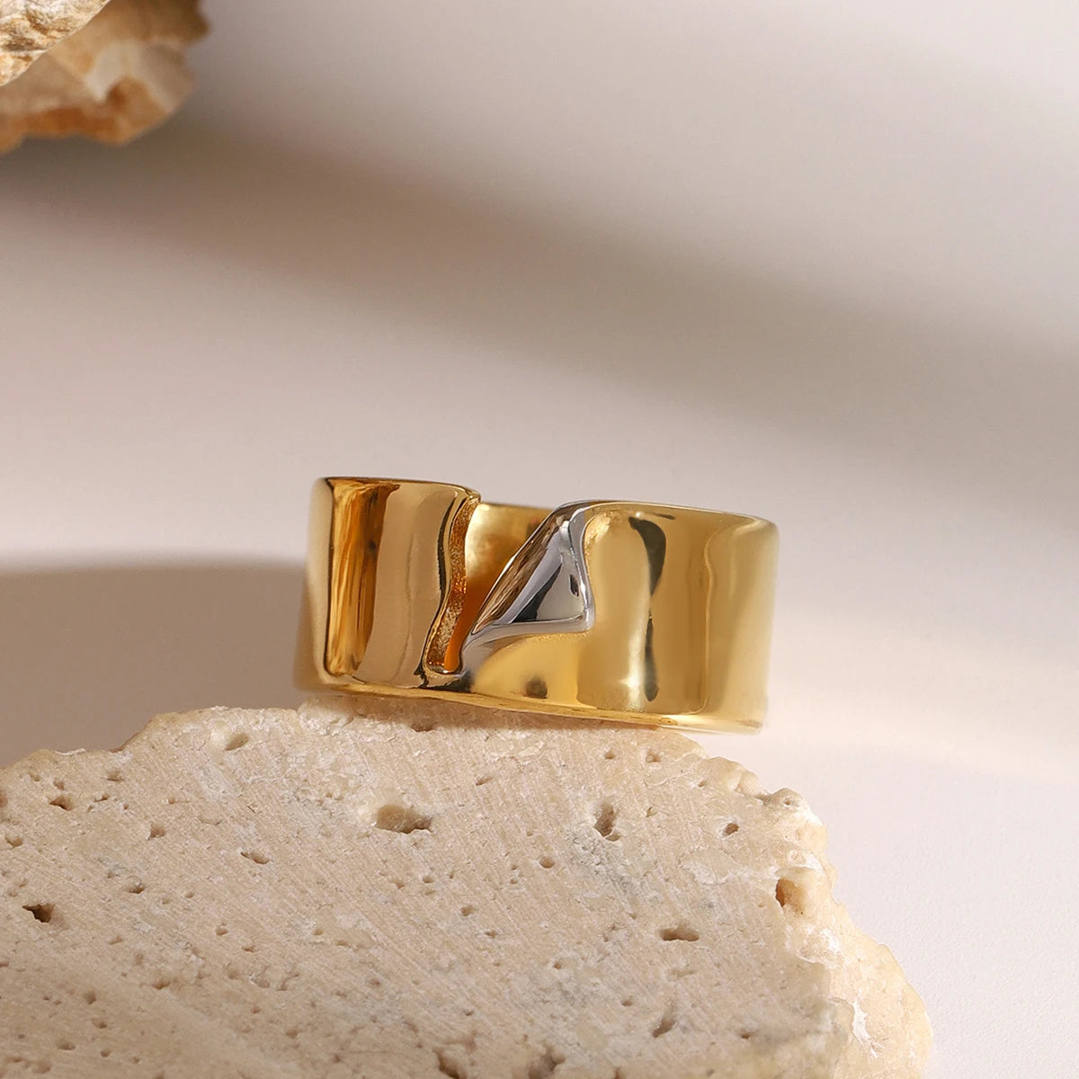 Anel Unissex Banhado a Ouro com Design Irregular