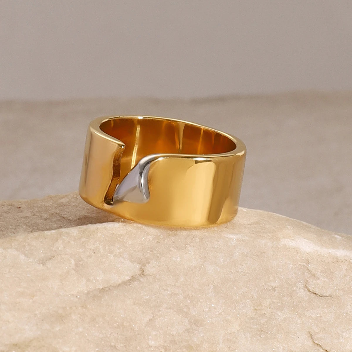 Anel Unissex Banhado a Ouro com Design Irregular