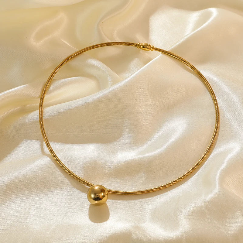 Colar Chocker com Pingente Dourado