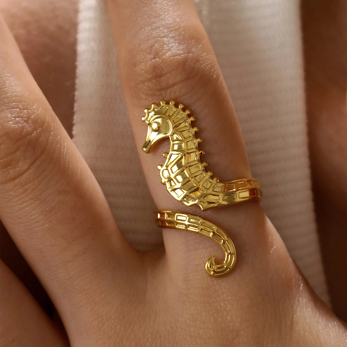 Criativo 18K banhado a ouro PVD aço inoxidável anti mancha metálico cavalo marinho aberto anéis de coquetel ajustáveis para mulheres e meninas