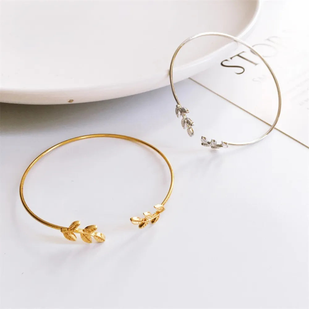 Pulseira Aberta com detalhe de Folhas