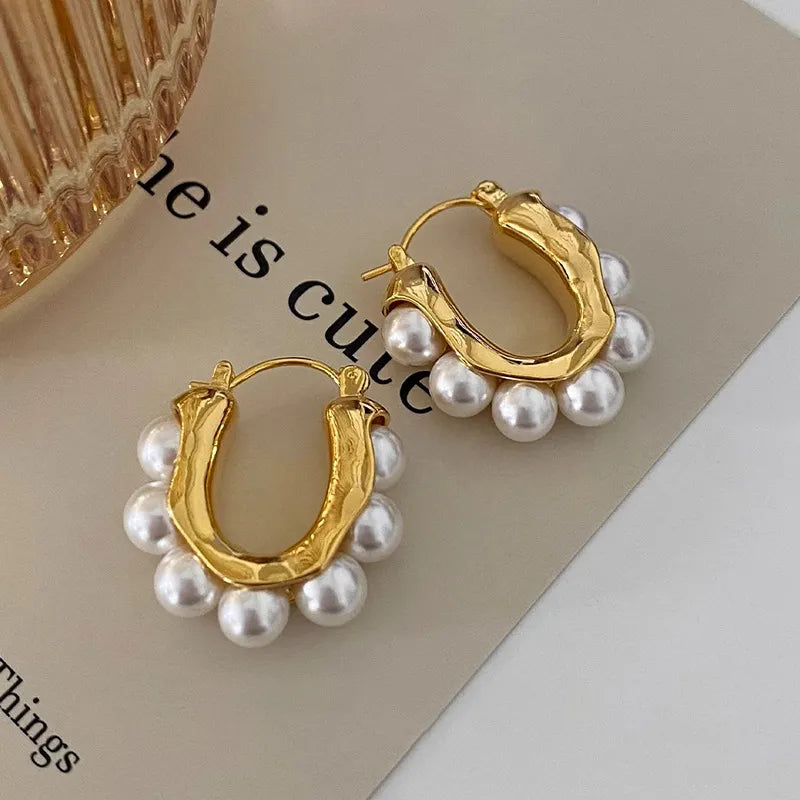 Brinco Elegante com Detalhes em Pérolas