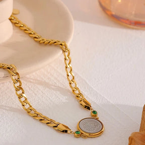 Colar Com Pingente Retrato Com Zircônia Banhado a Ouro 18k