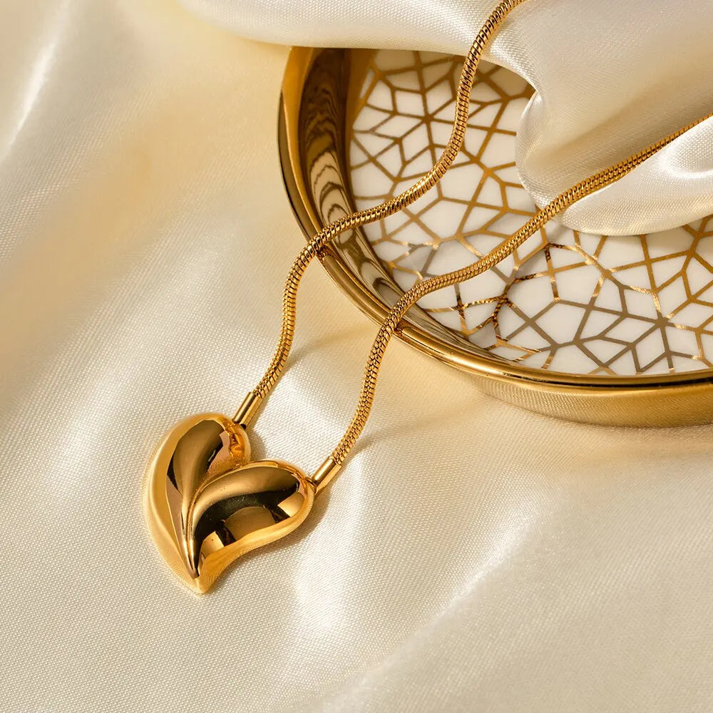 Colar Feminino com Pendente de Coração