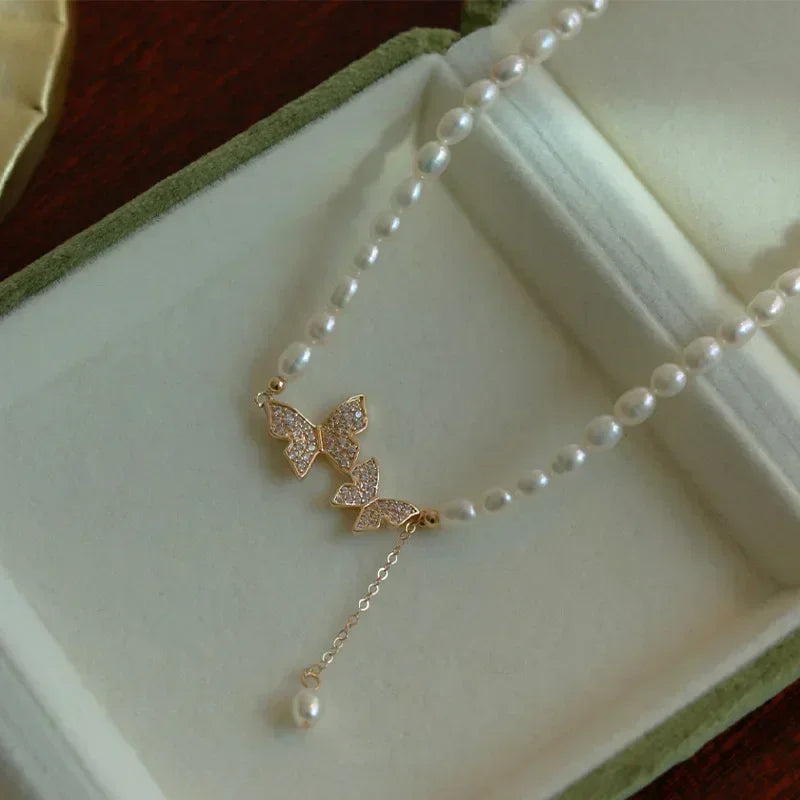 Colar Vintage com Detalhes de Borboletas